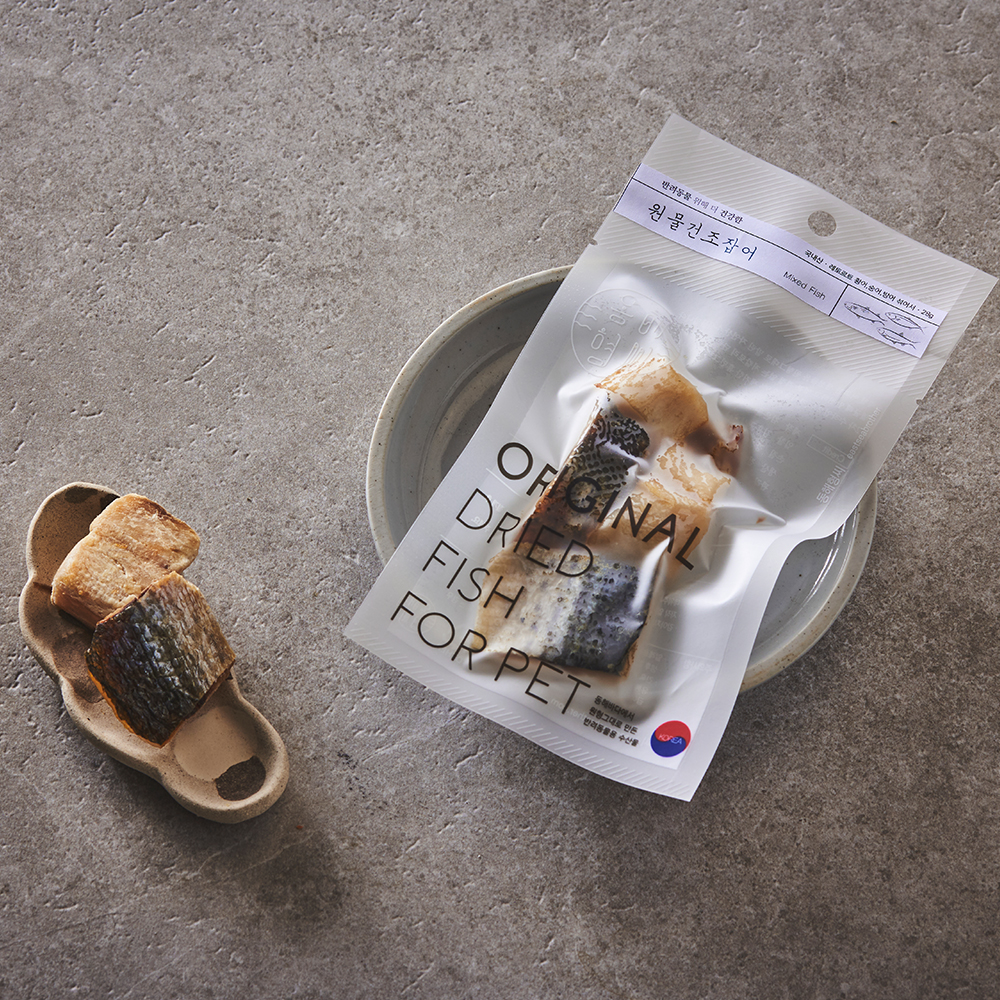 East Sea Brother Premium half-dried mixed fish for pet dog and cat is manufactured using ESB patented manufacturing method – low-salt whole shape process to preserve the original form given by nature without additional grinding or pulverizing. Natural ingredients only without any additives